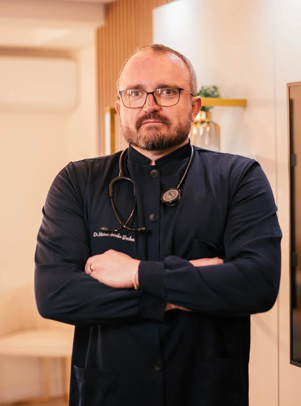 Retrato real do Dr. Marco Aurélio Becher em seu ambiente de atendimento